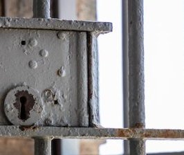 Une commission contrôle les conditions de détention