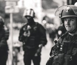 Pas de policiers floutés dans les photos diffusées 