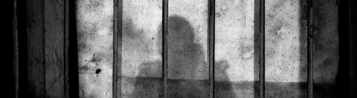 Comment peut se passer une peine d'emprisonnement de deux à trois ans ?