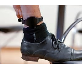 Hors de prison mais avec un bracelet électronique