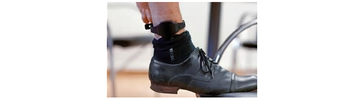 Hors de prison mais avec un bracelet électronique