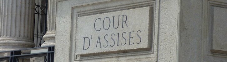 À la Cour d'assises, quels sont les rôles respectifs des magistrats professionnels de la Cour et du jury ?