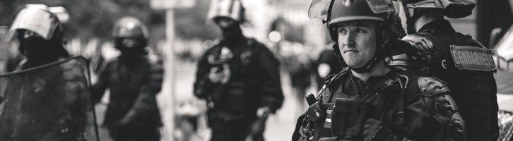 Pas de policiers floutés dans les photos diffusées 